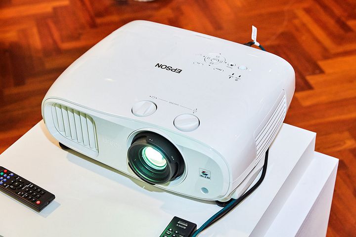 Epson 發表全新智慧 4K 雷射投影電視 EH-LS500，輕巧機身輕鬆投影120 吋大畫面