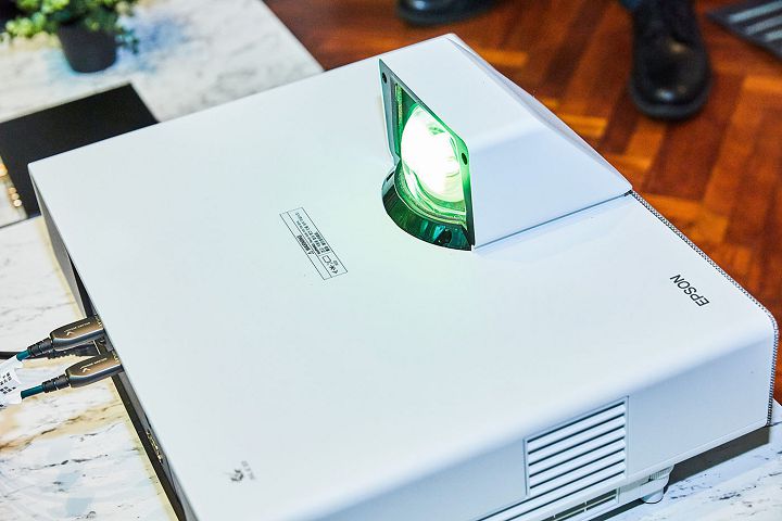 Epson 發表全新智慧 4K 雷射投影電視 EH-LS500，輕巧機身輕鬆投影120 吋大畫面