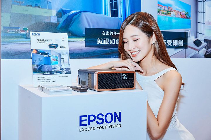 展間內亦同時展示 Epson BT-30C 智慧眼鏡、EF-100 移動光屏等 Epson 最新產品供民眾體驗。