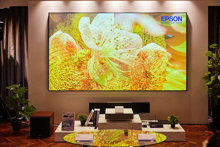 Epson 發表全新智慧 4K 雷射投影電視 EH-LS500，輕巧機身輕鬆投影120 吋大畫面