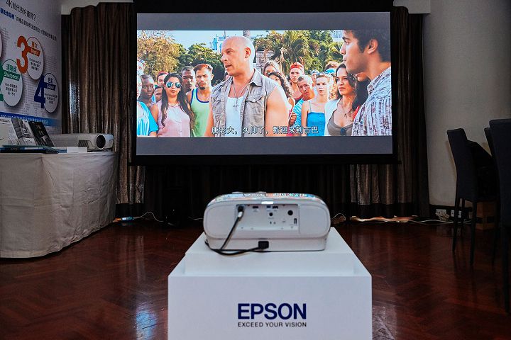 Epson 發表全新智慧 4K 雷射投影電視 EH-LS500，輕巧機身輕鬆投影120 吋大畫面