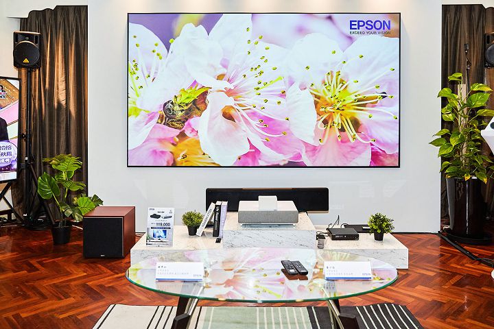 Epson 發表全新智慧 4K 雷射投影電視 EH-LS500，輕巧機身輕鬆投影120 吋大畫面