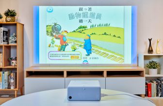 防疫不忘娛樂，Epson EF-100WATV 親子同歡看電影，畫面清晰，健康護眼