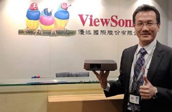 ViewSonic台灣區總經理黃金得一手輕鬆展示M2 FHD無線智慧微型投影機，突顯產品影音整合與行動方便特色。圖／黃志偉