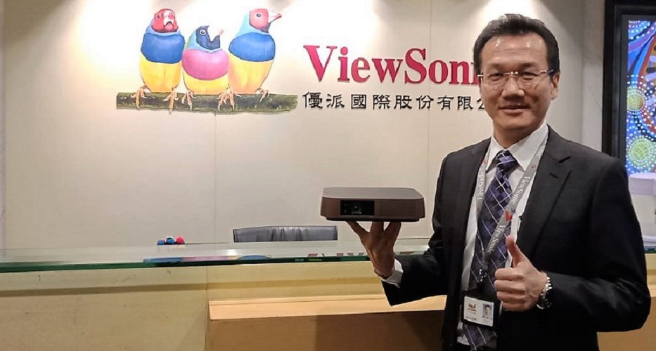 ViewSonic台灣區總經理黃金得一手輕鬆展示M2 FHD無線智慧微型投影機,突顯產品影音整合與行動方便特色。圖/黃志偉